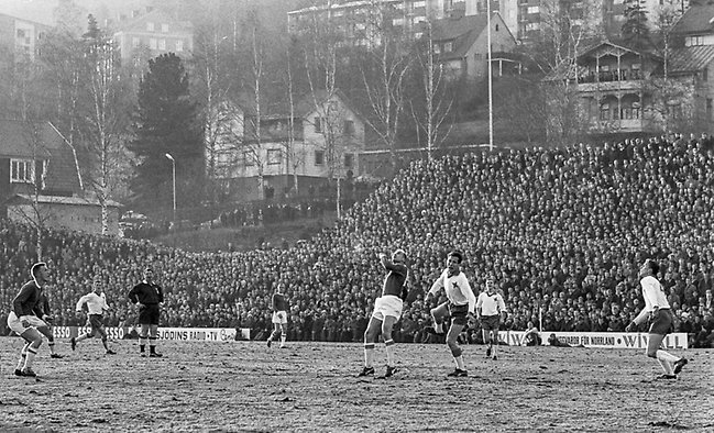 En fotbollsmatch från 29 april 1965 där GIF Sundsvall mötte Norrköping. Slutresultat 1-1. I bakgrunden Alliero med Epidemisjukhuset. Fotograf: Bertil Bylin. Bildkälla: Sundsvalls museum.